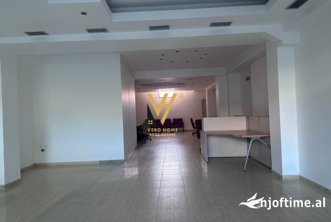 Ambiente Commerciale in Vendita 1+1 a Tirana - 348,000 Euro