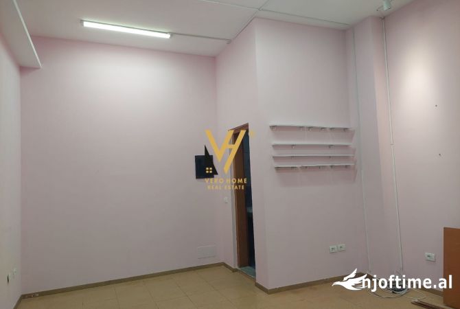 Ambiente Commerciale in Vendita 1+1 a Tirana - 82,000 Euro