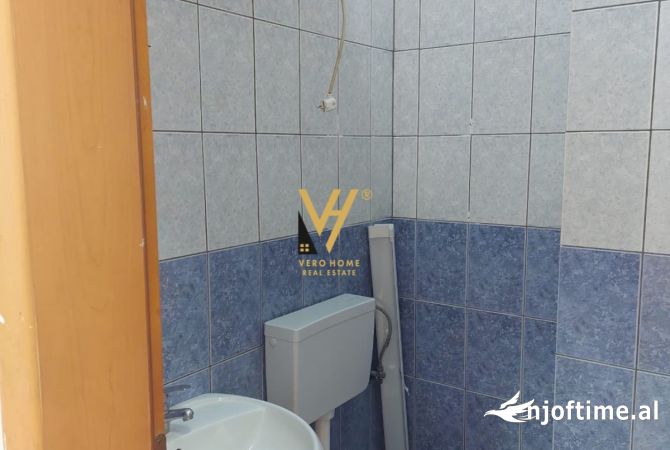 Ambiente Commerciale in Vendita 1+1 a Tirana - 82,000 Euro
