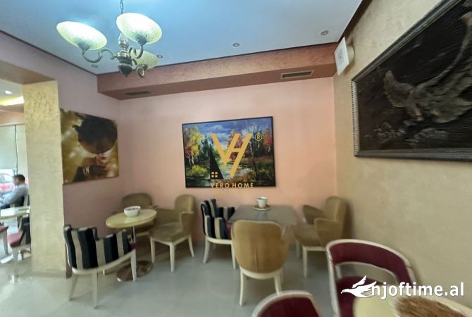 Ambiente Commerciale in Vendita 2+1 a Tirana - 288,400 Euro