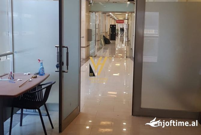Ambiente Commerciale in Vendita 1+1 a Tirana - 67,000 Euro
