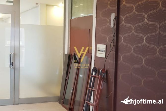 SHITET AMBIENT BIZNESI 28 M2 TE RRUGA E BARRIKADAVE 67.000 EURO