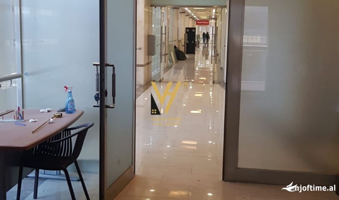 SHITET AMBIENT BIZNESI 28 M2 TE RRUGA E BARRIKADAVE 67.000 EURO