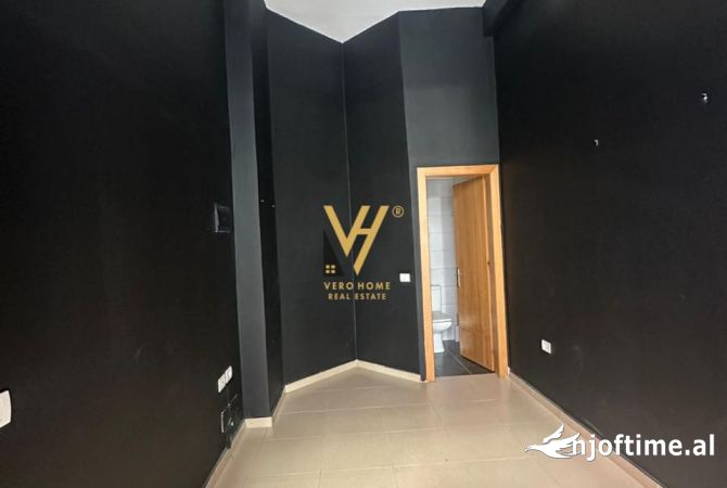 Ambiente Commerciale in Vendita 1+1 a Tirana - 43,000 Euro