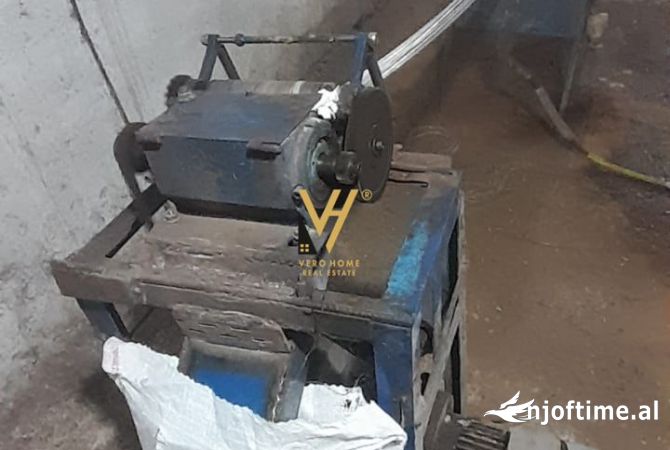 Ambiente Commerciale in Vendita 6+1 a Tirana - 70,000 Euro