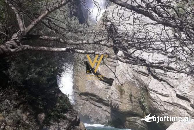 SHITET BAR-RESTORANT-TRUALL 1640 M2 NE BERAT 350.000 EURO