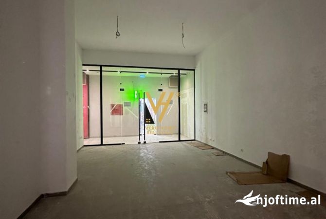 Ambiente Commerciale in Vendita 1+1 a Tirana - 360,500 Euro