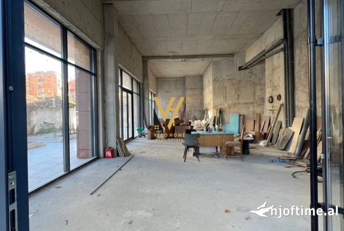 Ambiente Commerciale in Vendita 1+1 a Tirana - 778,000 Euro
