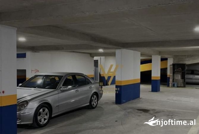Ambiente Commerciale in Vendita 6+1 a Tirana - 42,000 Euro