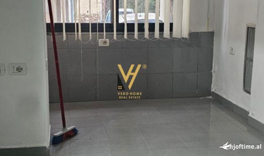 JEPET AMBIENT BIZNESI 65 M2 ME QERA NE KAVAJE 300 EURO