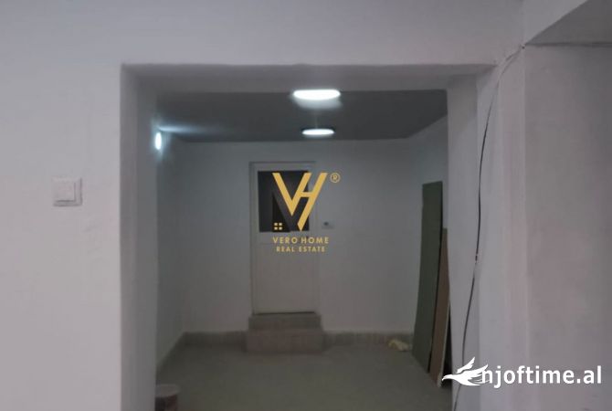 Ambiente Commerciale in Vendita 1+1 a Tirana - 85,000 Euro