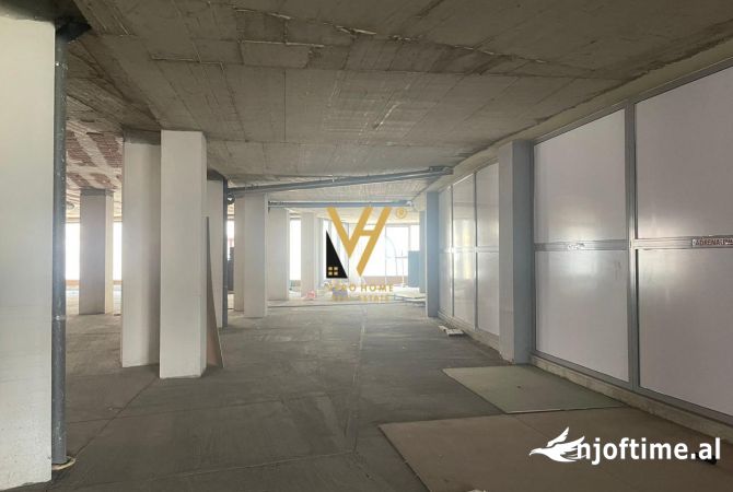 Ambiente Commerciale in Vendita 1+1 a Tirana - 650,000 Euro