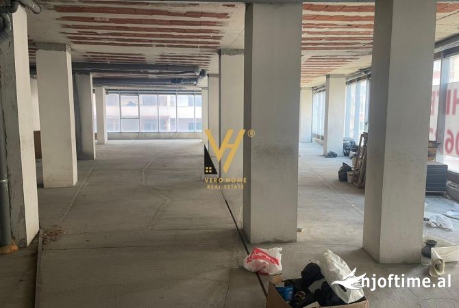 Ambiente Commerciale in Vendita 1+1 a Tirana - 600,000 Euro