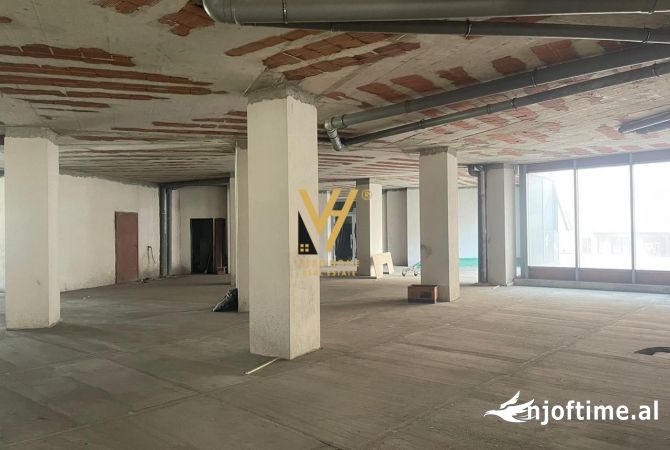 Ambiente Commerciale in Vendita 1+1 a Tirana - 600,000 Euro