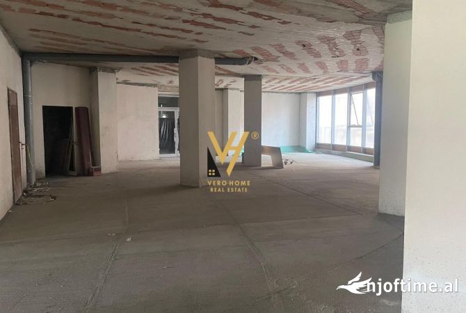 Ambiente Commerciale in Vendita 1+1 a Tirana - 600,000 Euro