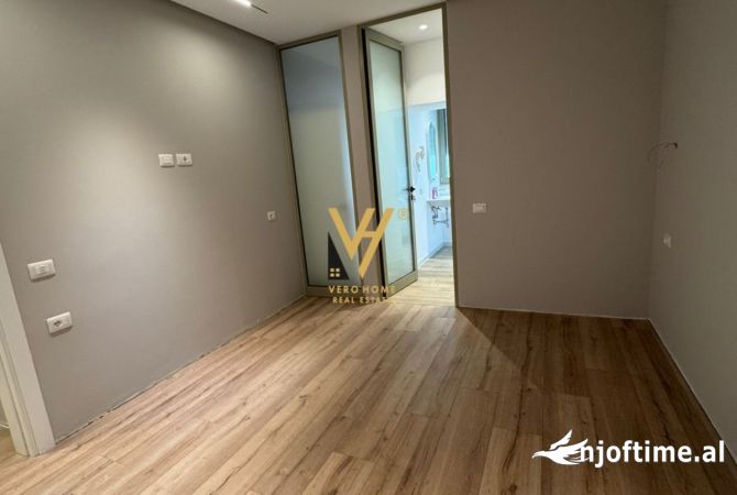 Ambiente Commerciale in Affitto 3+1 a Tirana - 1,700 Euro