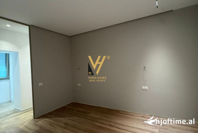 Ambiente Commerciale in Affitto 3+1 a Tirana - 1,700 Euro