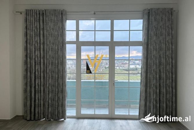 Ambiente Commerciale in Affitto 3+1 a Tirana - 5,000 Euro