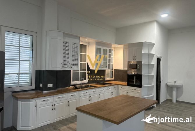 Ambiente Commerciale in Affitto 3+1 a Tirana - 5,000 Euro