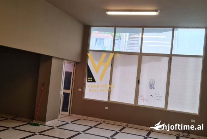 Ambiente Commerciale in Affitto 1+1 a Tirana - 800 Euro