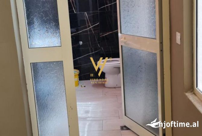 Ambiente Commerciale in Affitto 1+1 a Tirana - 800 Euro