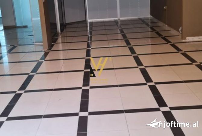 Ambiente Commerciale in Affitto 1+1 a Tirana - 800 Euro