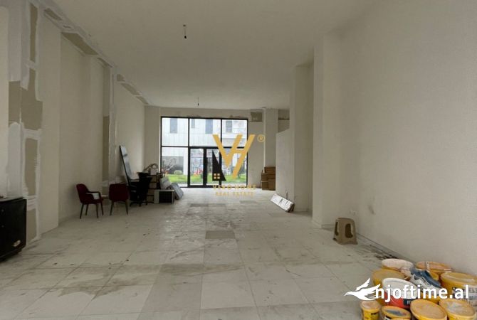 Ambiente Commerciale in Affitto 1+1 a Tirana - 2,300 Euro