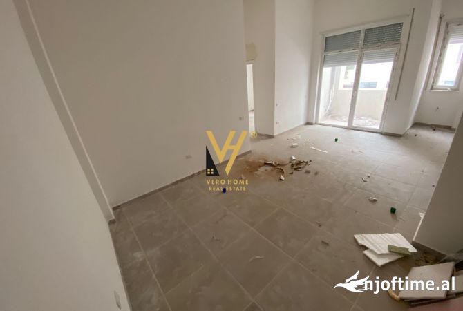 Ambiente Commerciale in Affitto 3+1 a Tirana - 1,000 Euro