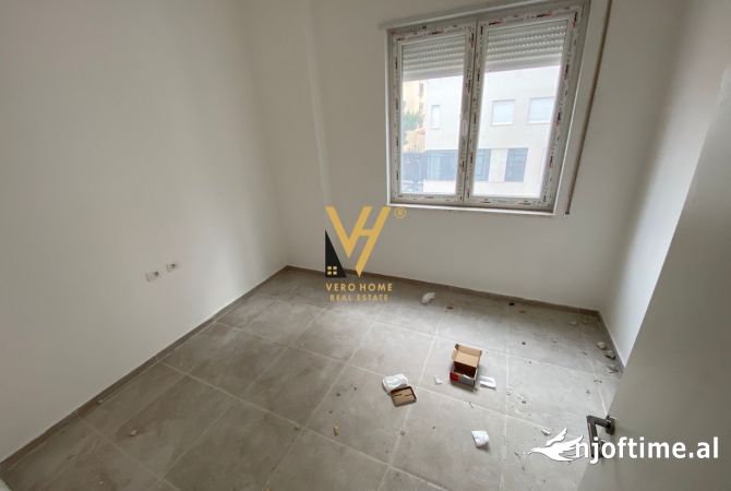 Ambiente Commerciale in Affitto 3+1 a Tirana - 1,000 Euro
