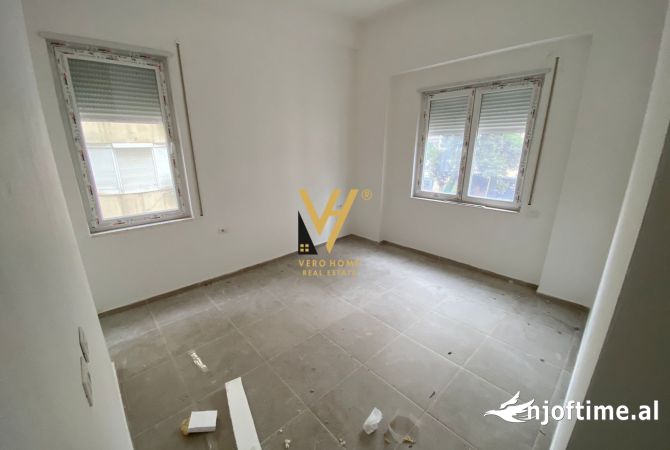 Ambiente Commerciale in Affitto 3+1 a Tirana - 1,000 Euro