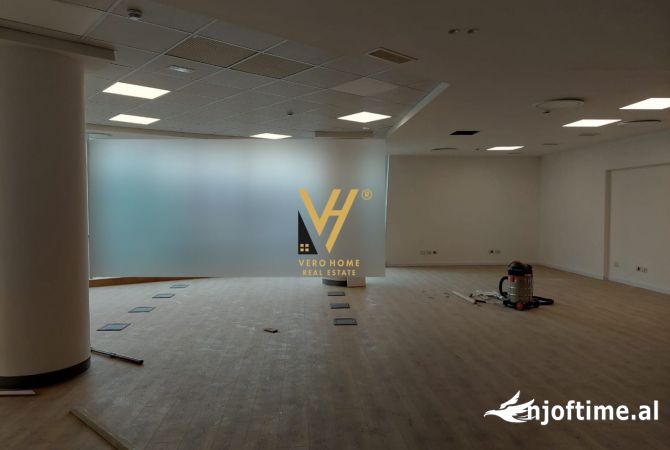 Ambiente Commerciale in Affitto 3+1 a Tirana - 2,600 Euro