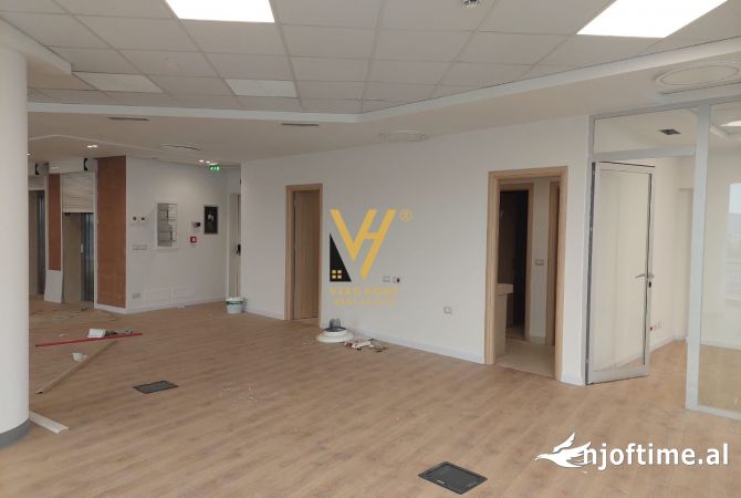 Ambiente Commerciale in Affitto 3+1 a Tirana - 2,600 Euro