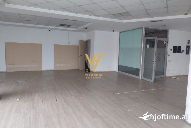 Ambiente Commerciale in Affitto 3+1 a Tirana - 2,600 Euro