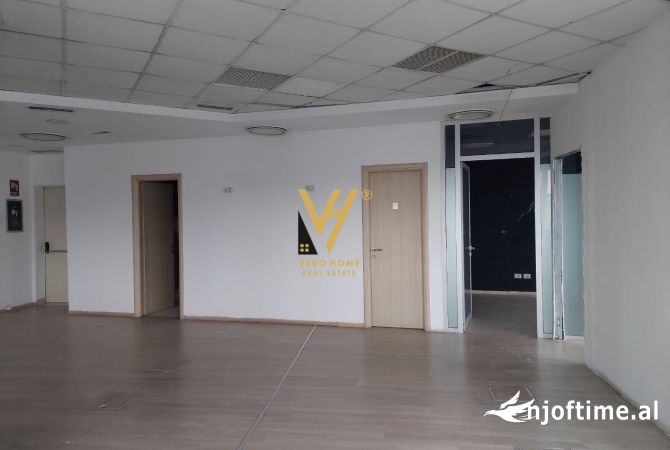 Ambiente Commerciale in Affitto 3+1 a Tirana - 2,600 Euro