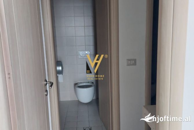Ambiente Commerciale in Affitto 3+1 a Tirana - 2,600 Euro