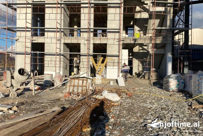 Ambiente Commerciale in Affitto 4+1 a Tirana - 7,500 Euro