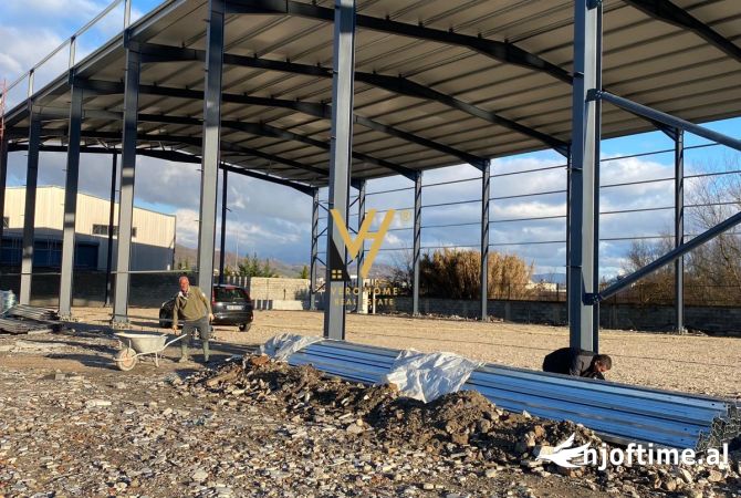 Ambiente Commerciale in Affitto 4+1 a Tirana - 7,500 Euro