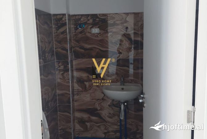 Ambiente Commerciale in Affitto 3+1 a Tirana - 35,000 Leke