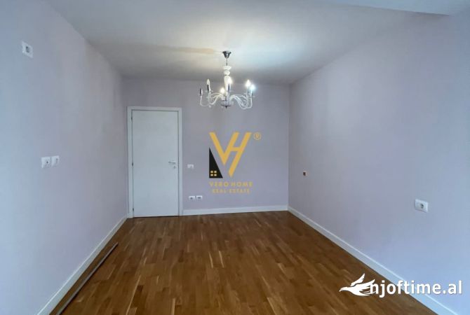 Ambiente Commerciale in Affitto 3+1 a Tirana - 950 Euro