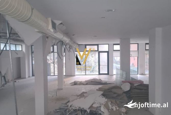 Ambiente Commerciale in Affitto 1+1 a Tirana - 1,800 Euro