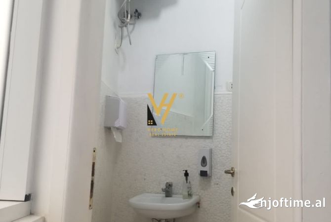 Ambiente Commerciale in Affitto 3+1 a Tirana - 790 Euro