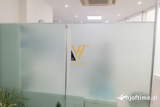 Ambiente Commerciale in Affitto 3+1 a Tirana - 790 Euro