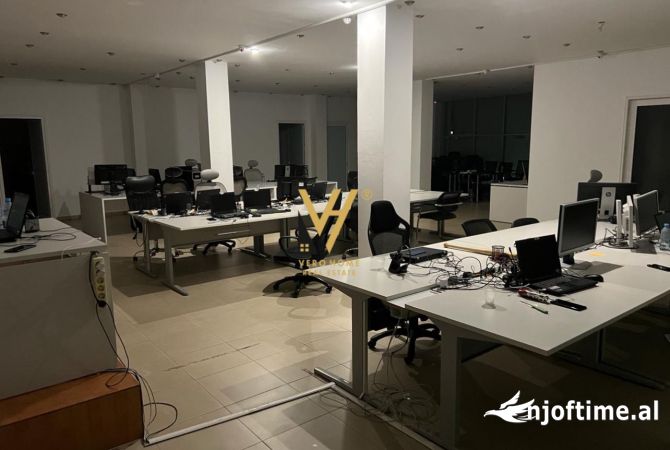 Ambiente Commerciale in Affitto 3+1 a Tirana - 1,900 Euro