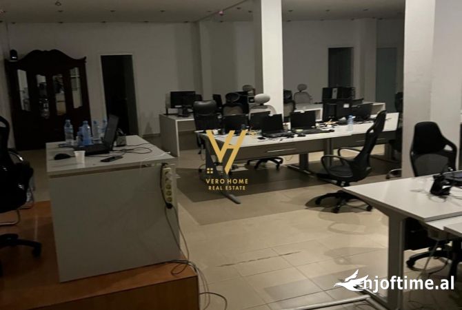 Ambiente Commerciale in Affitto 3+1 a Tirana - 1,900 Euro