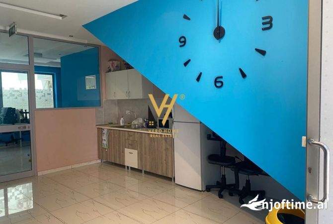 Ambiente Commerciale in Affitto 1+1 a Tirana - 900 Euro