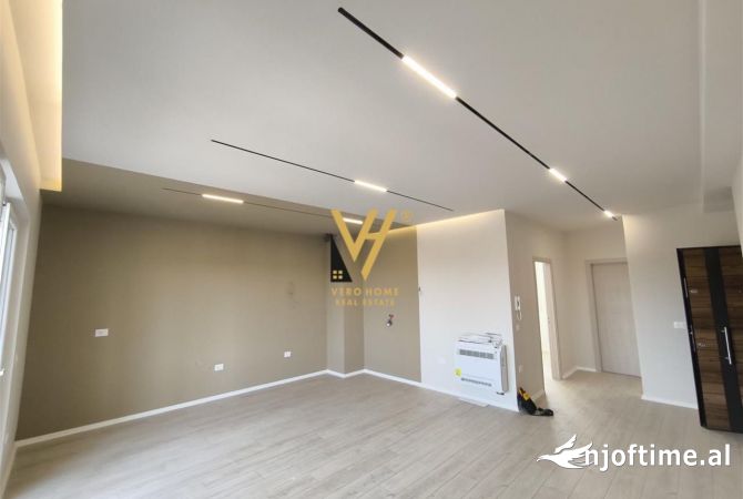 Ambiente Commerciale in Affitto 3+1 a Tirana - 550 Euro