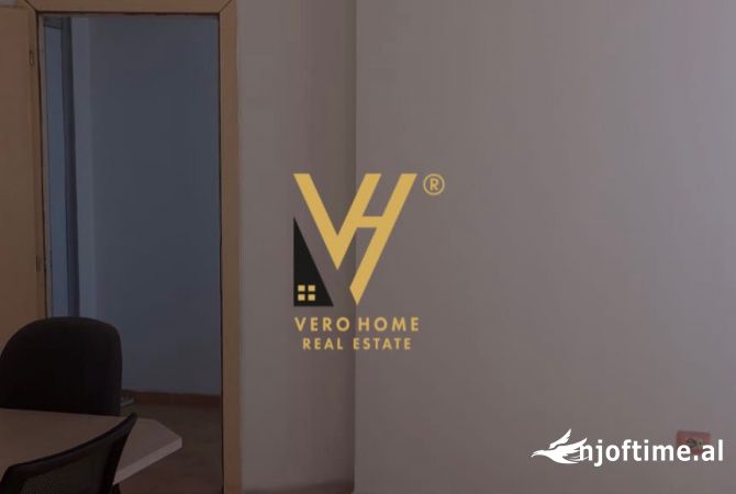 Ambiente Commerciale in Affitto 3+1 a Tirana - 360 Euro