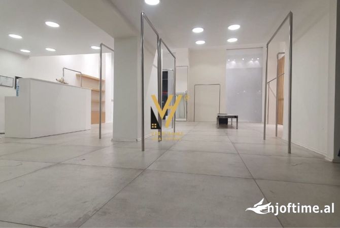 Ambiente Commerciale in Vendita 1+1 a Tirana - 560,000 Euro