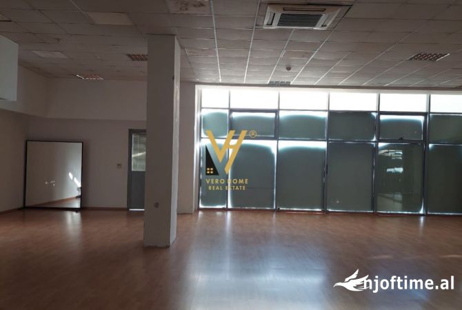 Ambiente Commerciale in Affitto 3+1 a Tirana - 2,500 Euro