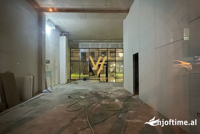 Ambiente Commerciale in Affitto 1+1 a Tirana - 1,800 Euro